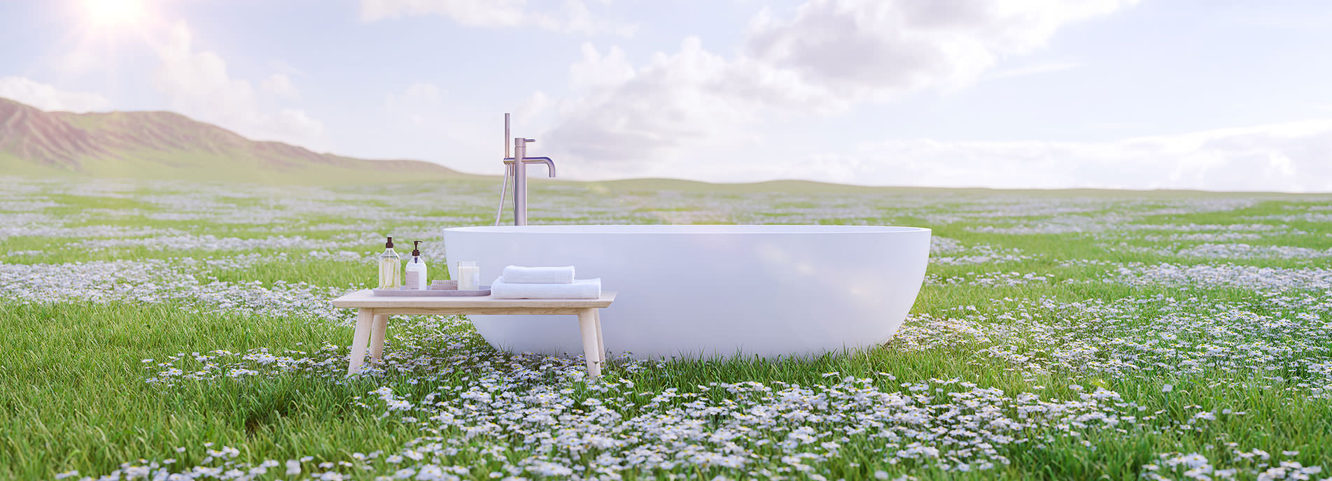 Freistehende Badewanne und kleiner Holztisch auf einer Blumenwiese
